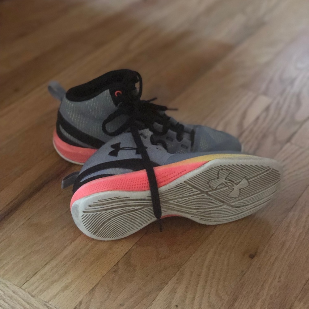 Basketball shoes